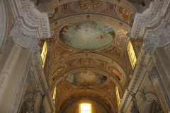 i03